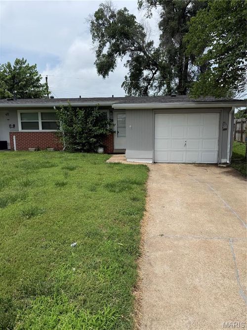 671 Southwell Ln, Florissant, MO, 63031-7243 | Card Image