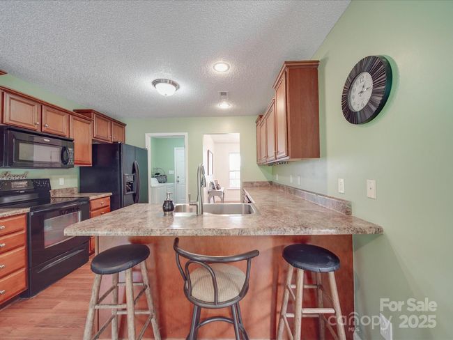 Kitchen with Breakfast Bar | Image 27