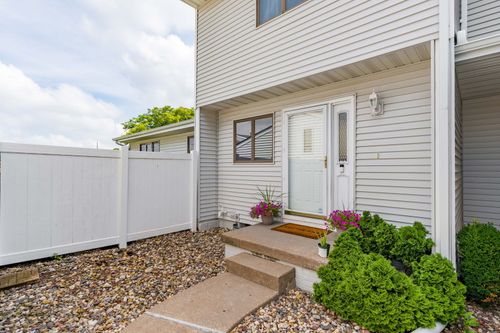 3056 Willowwood Dr, Bettendorf, IA, 52722-2882 | Card Image