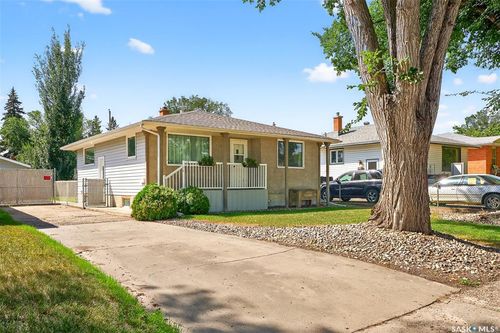 807 Grandview St W, Moose Jaw, SK, S6H5L7 | Card Image