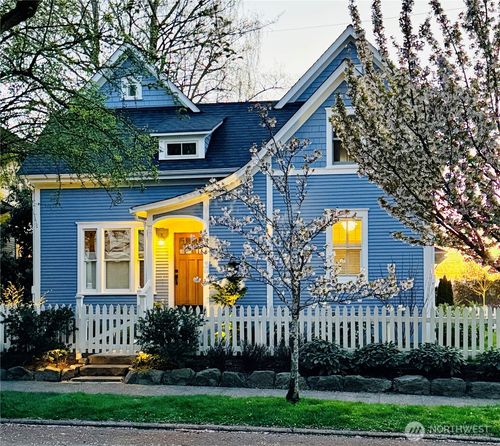 1823 Warren Avenue N, Seattle, WA, 98109 | Card Image