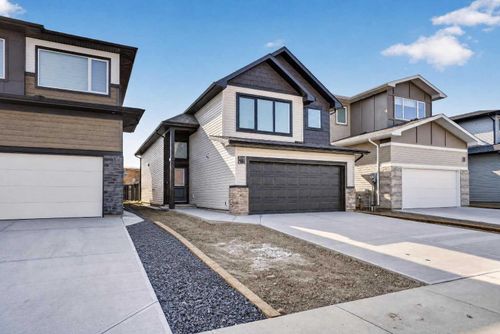 2616 44 Street S, House with 3 bedrooms, 2 bathrooms and 4 parking in Lethbridge AB | Card Image