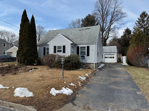28 Country Rd, Fairfield, CT, 06824-4010 | Card Image