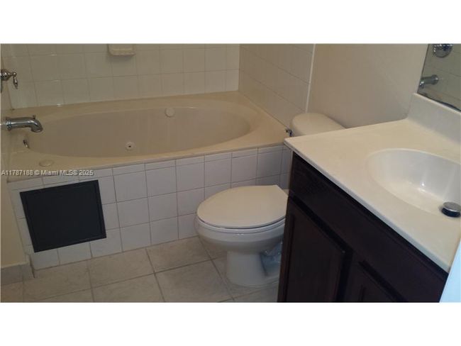APT-819 - 21205 Nw 14 Th Pl, Townhouse with 3 bedrooms, 3 bathrooms and null parking in Miami Gardens FL | Image 4