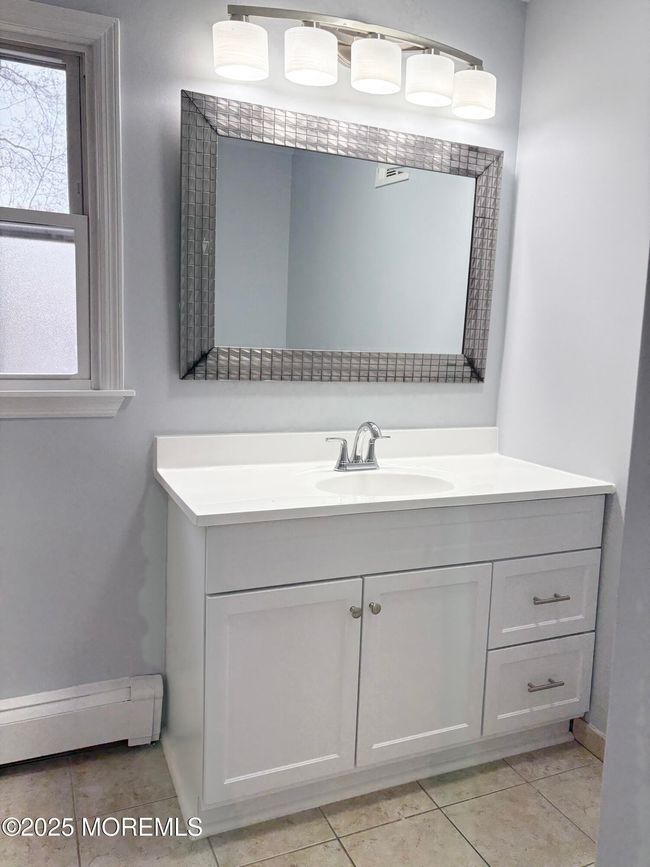 Guest Bath Upstairs | Image 27