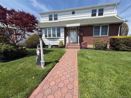 31 Lenox Ave, Westbury, NY, 11590-4305 | Card Image