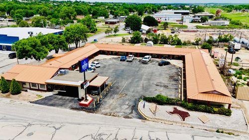 820 11th St, Ozona, TX, 76943-1020 | Card Image