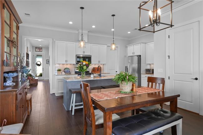 Dining table easily sets six friends | Image 11