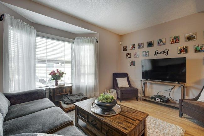2404 Broadview Road Nw, Home with 4 bedrooms, 3 bathrooms and 2 parking in Calgary AB | Image 3