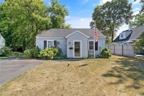 102 Waterbury Dr, Syracuse, NY, 13212-2721 | Card Image