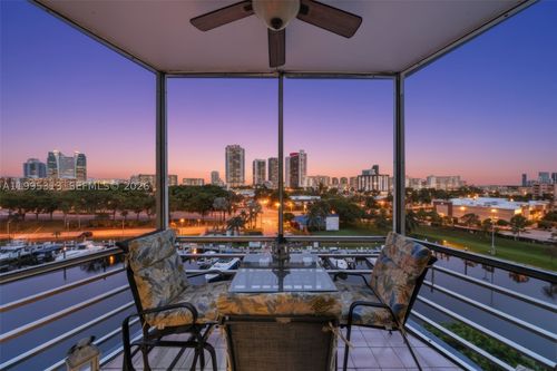 732-200 Diplomat Pkwy, Hallandale Beach, FL, 33009-3784 | Card Image