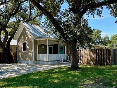 211 E Hugo Street, House other with 3 bedrooms, 2 bathrooms and 4 parking in Yoakum TX | Image 1