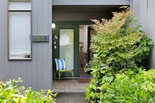 apt-483-6581 137th Pl Ne, Redmond, WA, 98052-1802 | Card Image