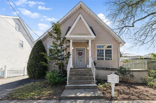 1562 Drumgoole Rd E, Staten Island, NY, 10309-3052 | Card Image