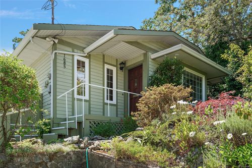 1685 Christmas Ave, Saanich, BC, V8P2X7 | Card Image