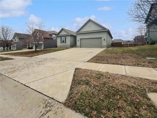 560 E Mockingbird St, Gardner, KS, 66030-1838 | Card Image