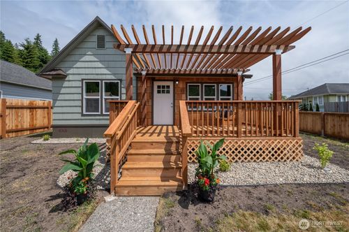 1203 Larch St, Raymond, WA, 98577-1330 | Card Image