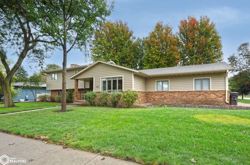 925 S 12th St, Nevada, IA, 50201-2736 | Card Image