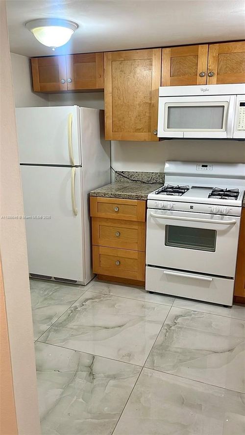 apt-h210-18111 Nw 68th Ave, Hialeah, FL, 33015-3939 | Card Image