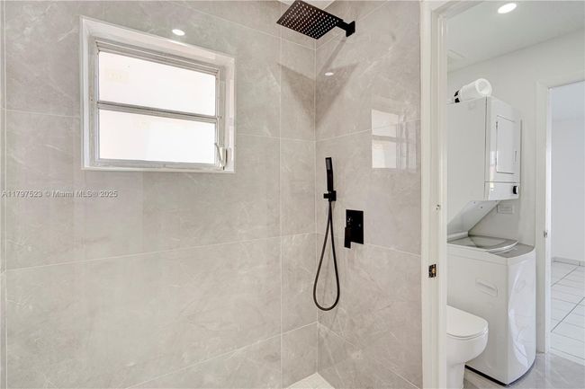 APT-220 - 6095 W 19 Th Ave, Condo with 2 bedrooms, 2 bathrooms and null parking in Hialeah FL | Image 24