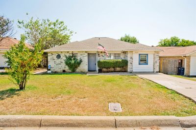 Ranch-style house with a front yard | Image 1