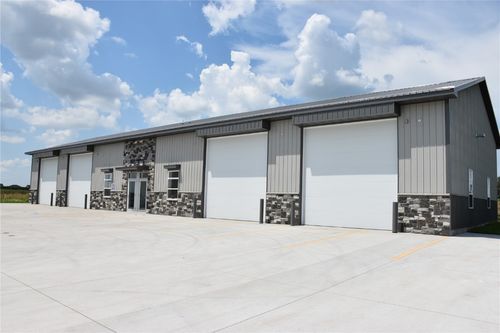 5615 Business Ln, Marion, IA, 52302-6201 | Card Image