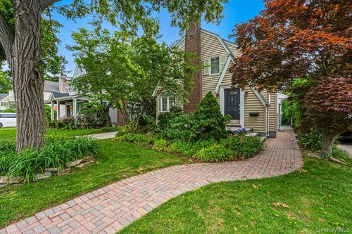 84 Fernwood Ter, Garden City, NY, 11530-3812 | Card Image