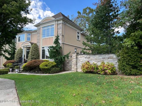 11 St Edward Ln, Staten Island, NY, 10309-3910 | Card Image
