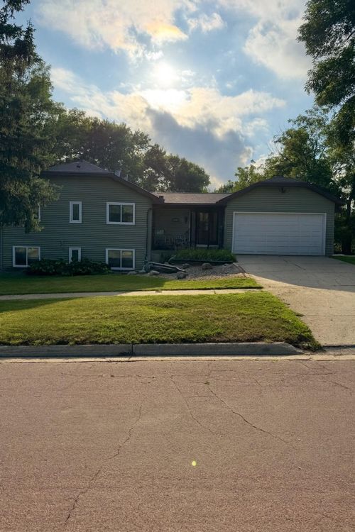 704 Miller Ave, Windom, MN, 56101-1738 | Card Image