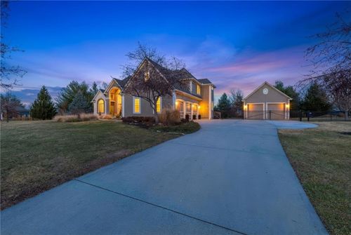 18125 Windsor Dr, Stilwell, KS, 66085-9041 | Card Image