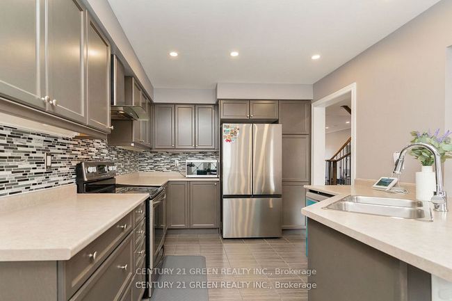 94 Snowling Dr, House attached with 6 bedrooms, 4 bathrooms and 2 parking in Ajax ON | Image 14