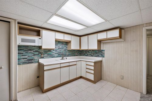 60-2322 London Bridge Drive, Rochester Hills, MI, 48307 | Card Image