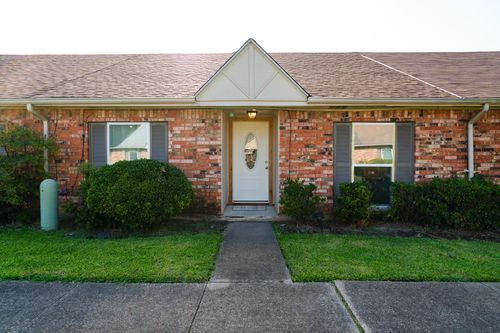 27 W Townhouse Ln, Grand Prairie, TX, 75052-6222 | Card Image