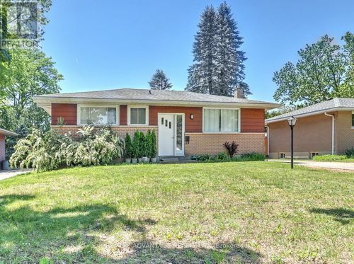 63 Pawnee Cres, London, ON, N5V2T2 | Card Image