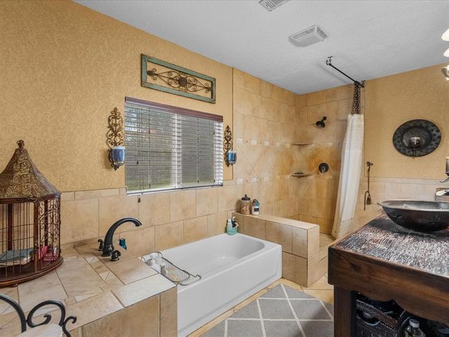 Soaking tub and stand up shower | Image 26