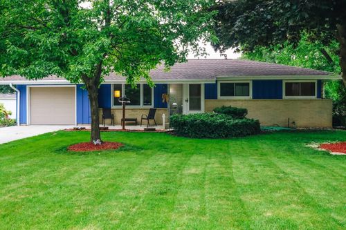 4620 S 72nd St, Greenfield, WI, 53220-3804 | Card Image