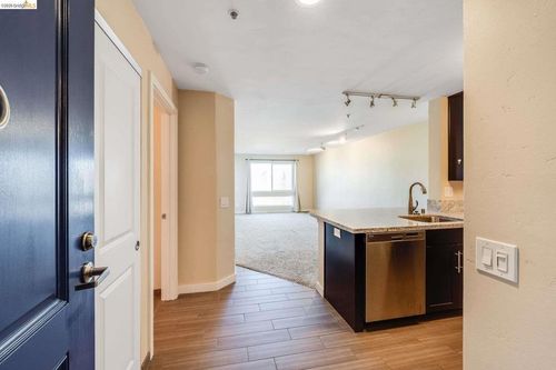 apt-2410-6400 Christie Ave, Emeryville, CA, 94608-1032 | Card Image
