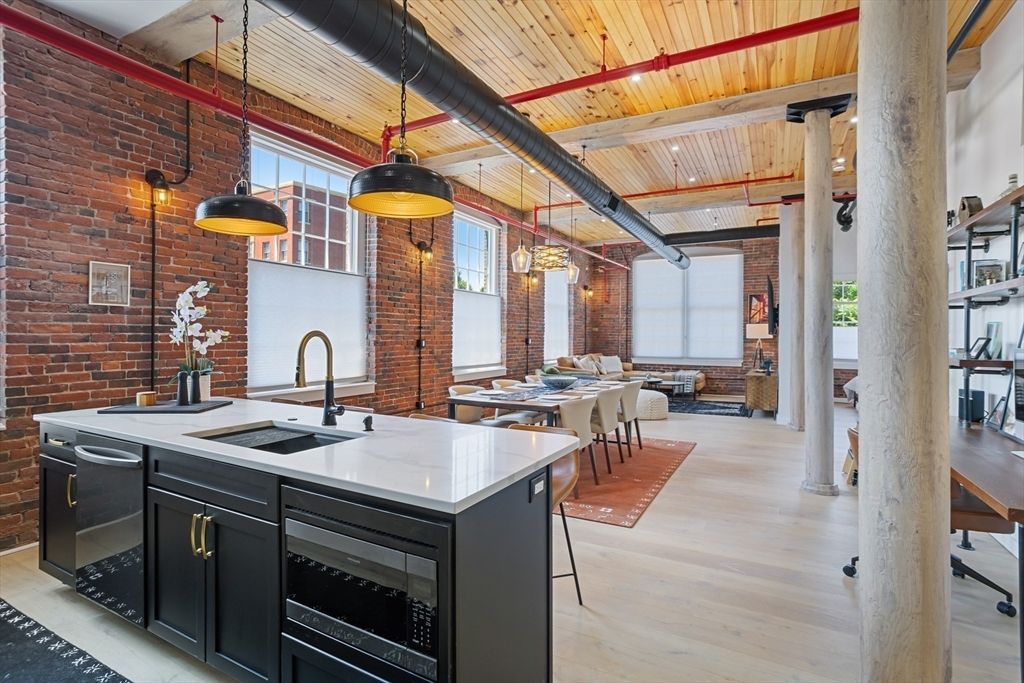 210B 491 Dutton St, For Sale in Lowell Zoocasa