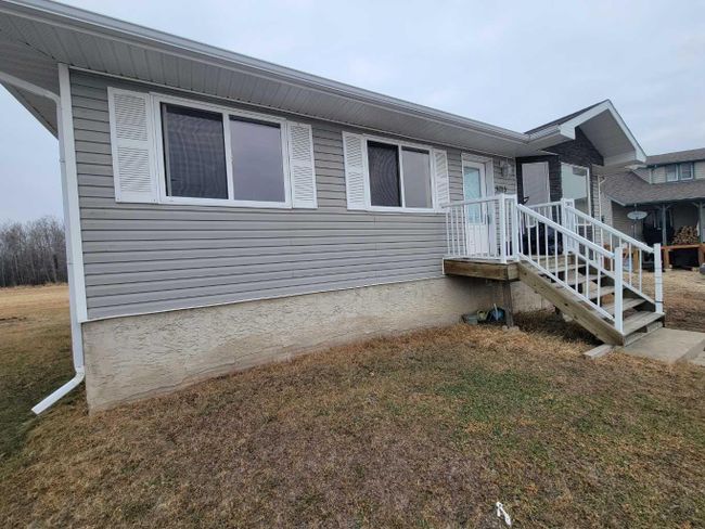 5213 52 A Avenue, Home with 3 bedrooms, 1 bathrooms and 4 parking in Valleyview AB | Image 2