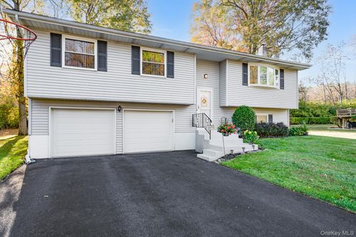 8 Nicole Dr, Wappingers Falls, NY, 12590-4338 | Card Image