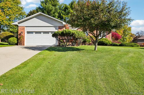 1200 Eagle Nest Dr, Oakland Twp, MI, 48306-1216 | Card Image