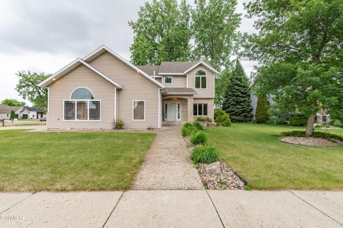 3406 Heartwood Dr Se, Mandan, ND, 58554-6233 | Card Image