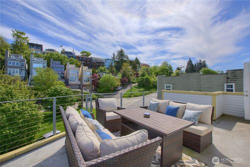 2067 Gilman Dr W, Seattle, WA, 98119-2735 | Card Image