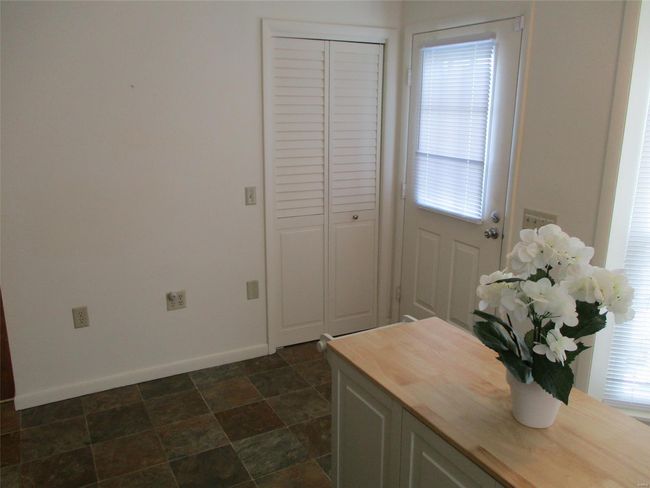 Eat-in Kitchen with Bayed Window | Image 12