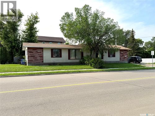 1491 98 Th St, Home with 4 bedrooms, 3 bathrooms and null parking in North Battleford SK | Card Image