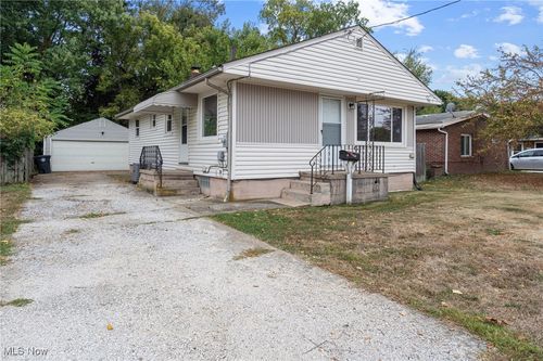 1088 Battles Ave, Akron, OH, 44314-2712 | Card Image