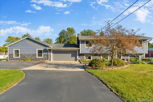 27520 West Rd, New Boston, MI, 48164-9712 | Card Image