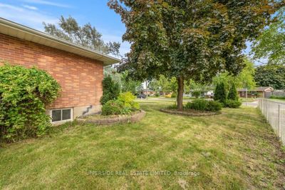 8 Mayfair Dr, House other with 3 bedrooms, 2 bathrooms and 2 parking in Sarnia ON | Image 2