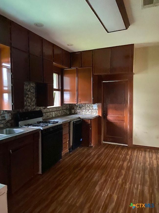 409 E Hochheim St, House other with 3 bedrooms, 2 bathrooms and null parking in Yoakum TX | Image 21
