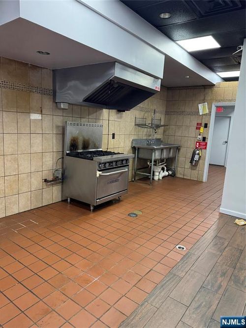 1422 Bergen Blvd, Fort Lee, NJ, 07024-2116 | Card Image